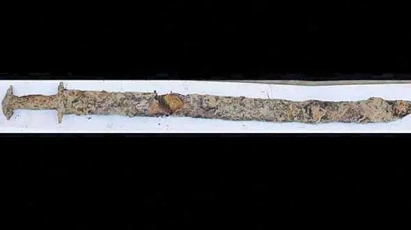 شمشیر 1500 ساله در دستان دختر بچه 8 ساله + عکس