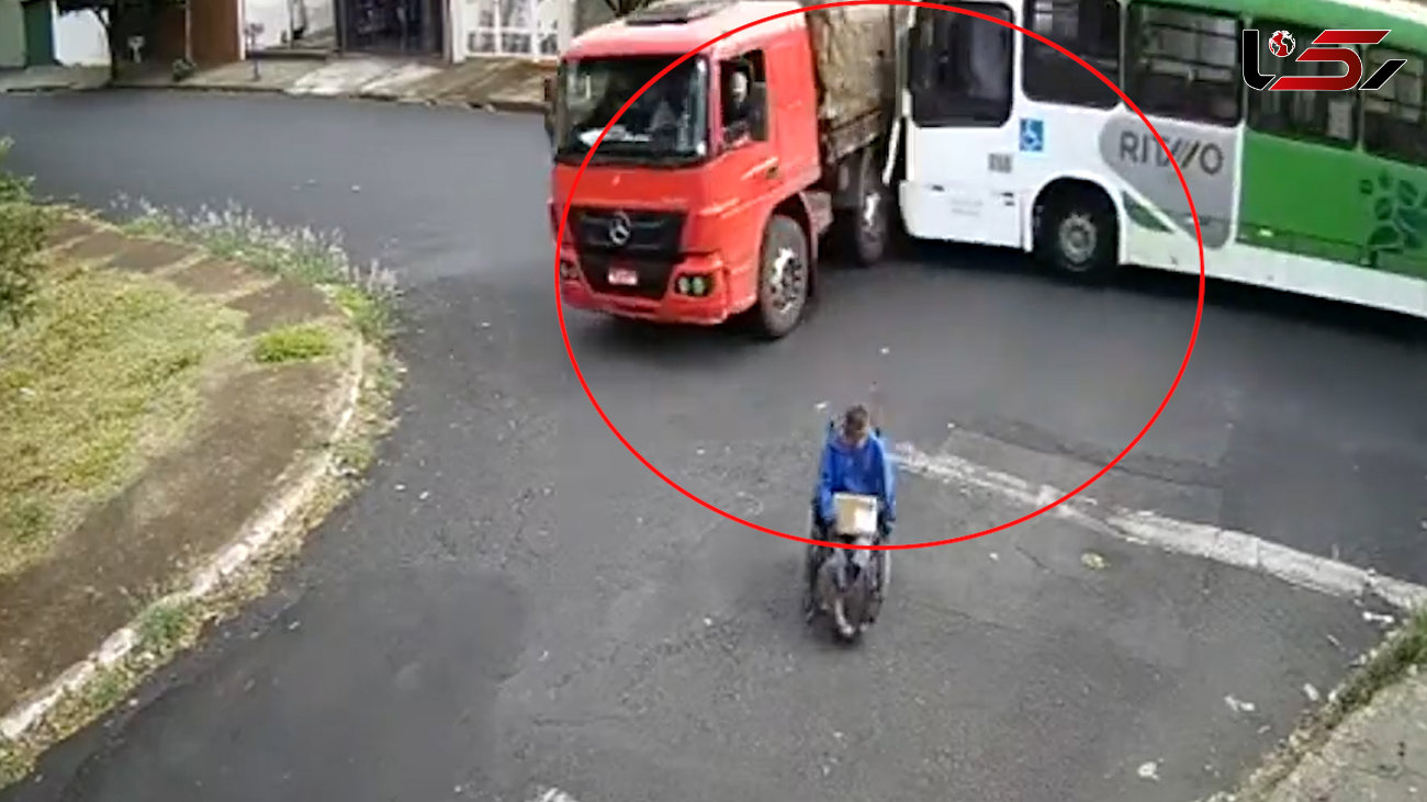 فیلم  خوش شانس ترین مرد ویلچرسوار را ببینید / نزدیک بود بین کامیون و اتوبوس پرس شود!