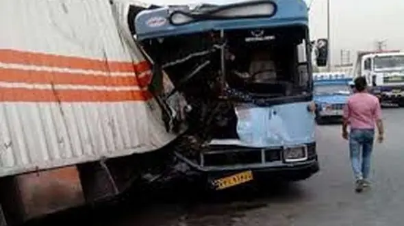 تصادف اتوبوس با کامیون در هوای بارانی