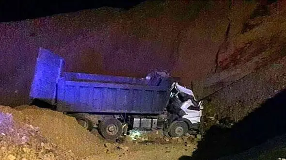 یک کامیون به گودالی در بزرگراه بابایی سقوط کرد + عکس