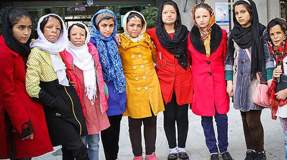 عکس / دختران شین آبادی‌ در انتظار اجازه اعزام به خارج 