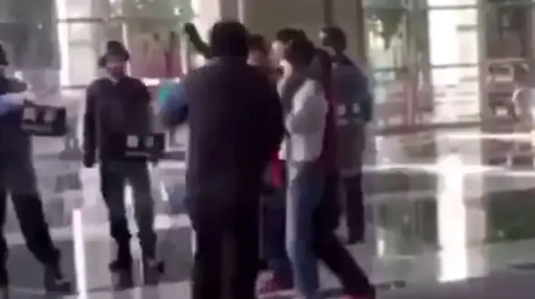 فیلم لحظه نجات زن جوان از چنگال مرد مسلح / مرد غریبه در برابر دوربین چه کرد؟ + عکس