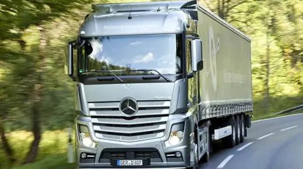 فیلم له شدن پسر جوان زیر چرخ‌های کامیون / دلتان می لرزد