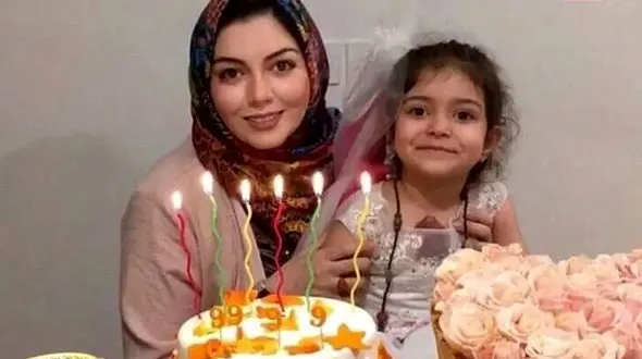 عکس ها / نگاهی به چیدمان شیک خانه آزاده نامداری که در تنهایی خانه آرمید/ میز عزای خانم مجری  مزین به ترمه و شمع سیاه، درخشش نقره جات و عناصر سنتی اسلیمی ...و آخرین سفره هفت سین ....