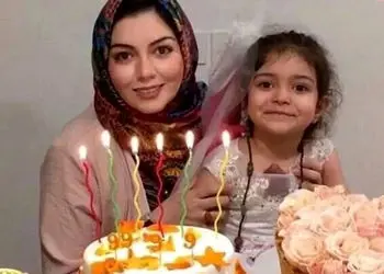 عکس ها / نگاهی به چیدمان شیک خانه آزاده نامداری که در تنهایی خانه آرمید/ میز عزای خانم مجری  مزین به ترمه و شمع سیاه، درخشش نقره جات و عناصر سنتی اسلیمی ...و آخرین سفره هفت سین ....