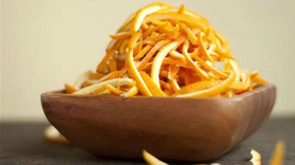 صورتی مثل آیینه با پوست میوه ای پاییزی