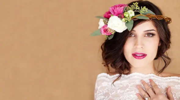 تاجی از گل‌های طبیعی زیبا برای عروس های خاص +عکس