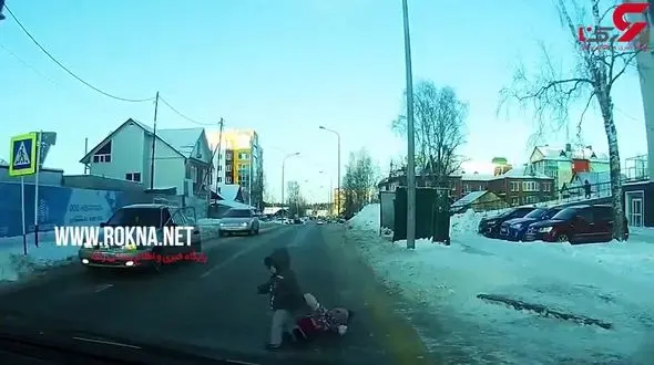 حواس پرتی یک مادر هنگام عبور از خیابان+ فیلم