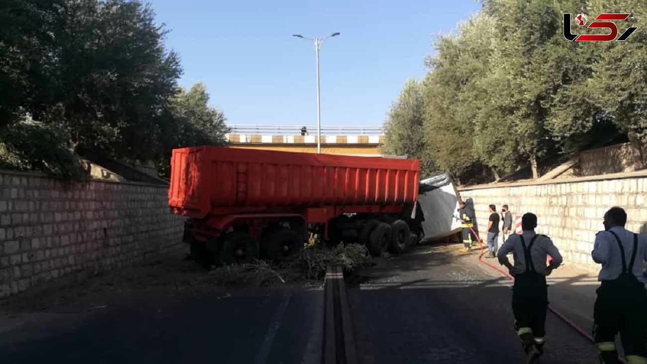 سقوط هولناک تریلر به زیر پل در یزد + عکس