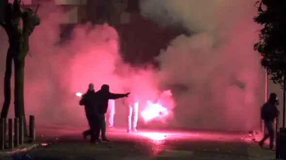 درگیری تظاهرکنندگان و پلیس در سالگرد قتل یک دانش آموز به ضرب گلوله پلیس + فیلم