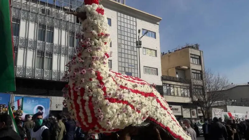 عکسی از شهید محسن حججی در راهپیمایی مردم تهران در جشن انقلاب