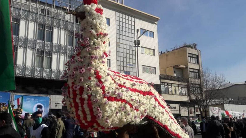 عکسی از شهید محسن حججی در راهپیمایی مردم تهران در جشن انقلاب