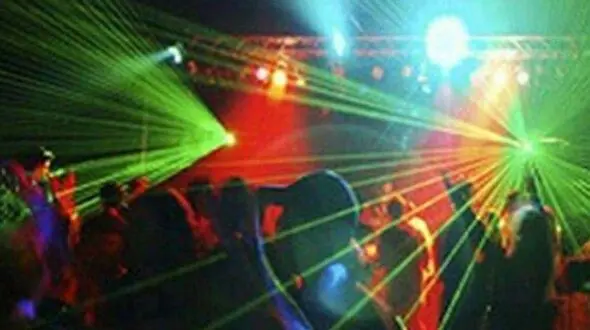 10دختر معلوم الحال با لباس شب در میهمانی 23 پسر چه می کردند / عملیات سپاه قشم فاش کرد