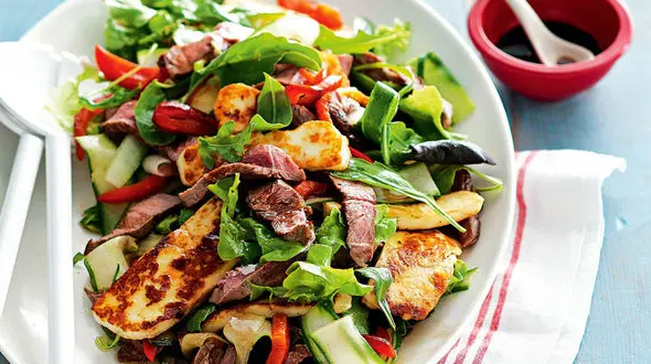 خوشمزه ترین  سالاد با پنیر کبابی غذایی رژیمی+ دستور تهیه