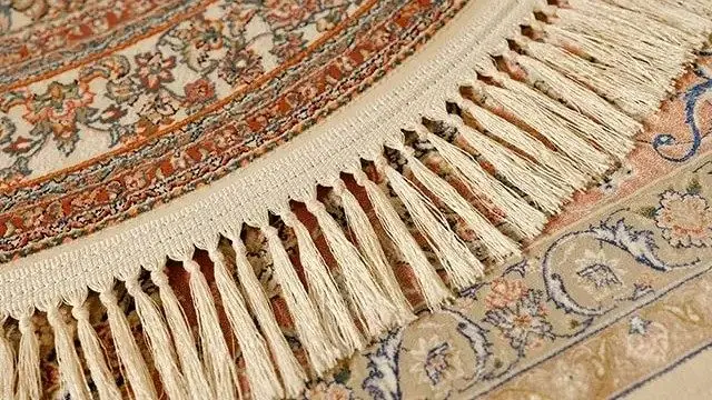 مرتب کردن ریشه فرش با شانه مخصوص