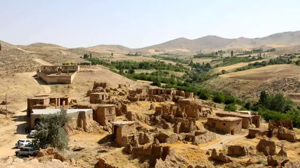 قلعه تاریخی معروف در لرستان آتش گرفت + عکس ها