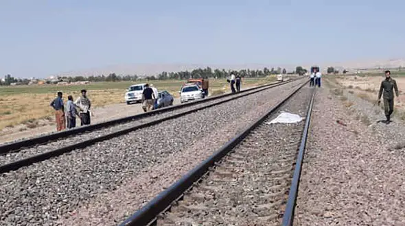 تصادف مرگبار قطار سمنان تهران با چوپان جوان / گوسفندان هم تلف شدند + عکس