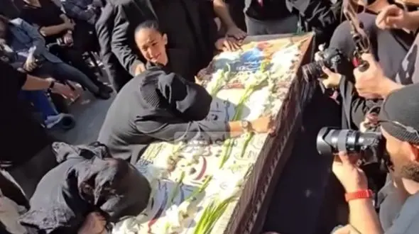 فیلم ضجه های جانسوز خانواده محمد کاسبی بر روی پیکر بی جان او +مرثیه خوانی تلخ  تک دخترش، یلدا در فراق پدر در مراسم تشییع جنازه