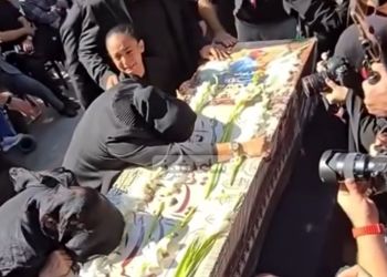 فیلم ضجه های جانسوز خانواده محمد کاسبی بر روی پیکر بی جان او +مرثیه خوانی تلخ  تک دخترش، یلدا در فراق پدر در مراسم تشییع جنازه
