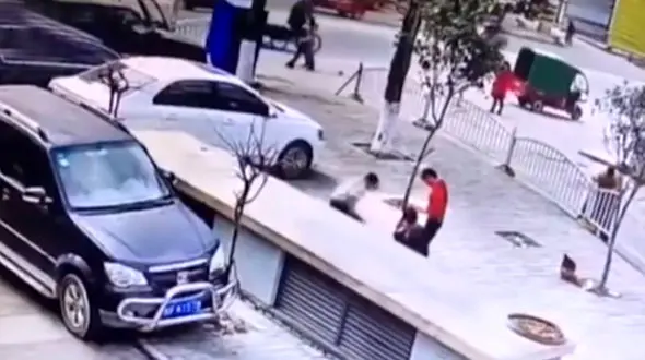 فیلم انفجار ترقه در فاضلاب / پسر بچه به آسمان پرتاب شد 