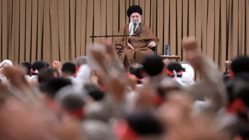 رهبر انقلاب در دیدار هزاران نفر از قشرهای مختلف بسیجی 