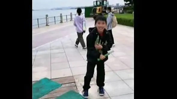 تمرکز این پسربچه شما را حیرت زده می کند + فیلم