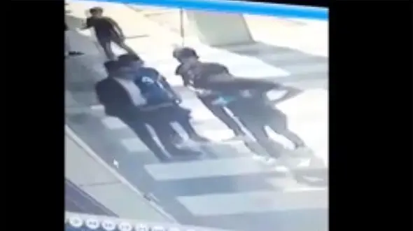 ببینید / ترفند باورنکردنی دزدان به بهانه دوربین مخفی برای دزدیدن تلفن همراه!