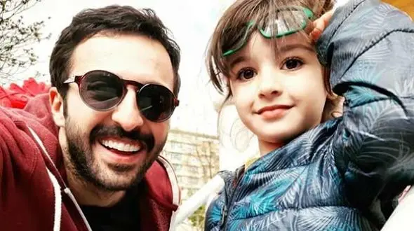 فیلم جگرسوز از لحظات شیرین زبونی دختر زیبای زنده یاد حسام محمودی / چه زود پدر تنهایش گذاشت / روحش شاد