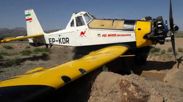 فرود اضطرای هواپیما در جاده سیرجان + عکس