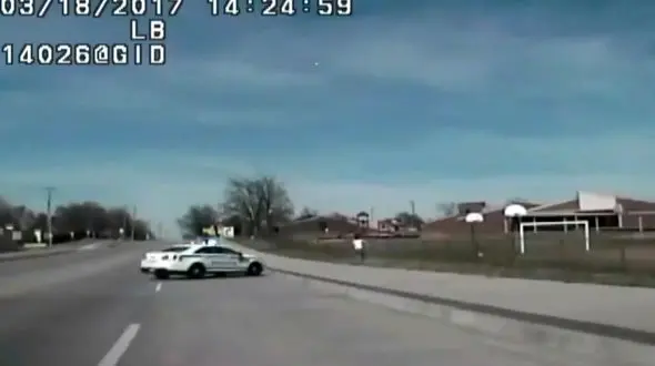 پلیس مجرم فراری را با ماشین زیر گفت + فیلم