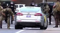 حمله افسران پلیس آمریکا با چاقو به خودروهای معترضان + فیلم