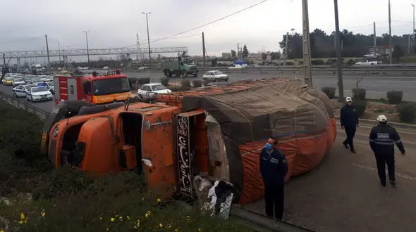 واژگونی  خونین کامیون در اتوبان قزوین-زنجان 