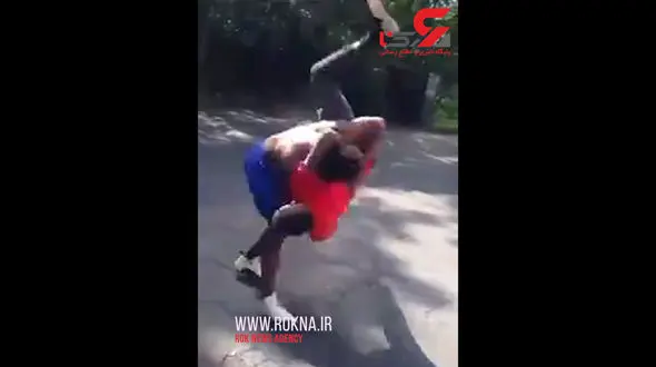پایان غیرمنتظره دعوای خیابانی دو نوجوان با دست های خالی +فیلم