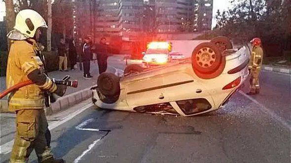 چپ کردن پژو 206 در یک وجب جا! /  در تهران رخ داد + عکس