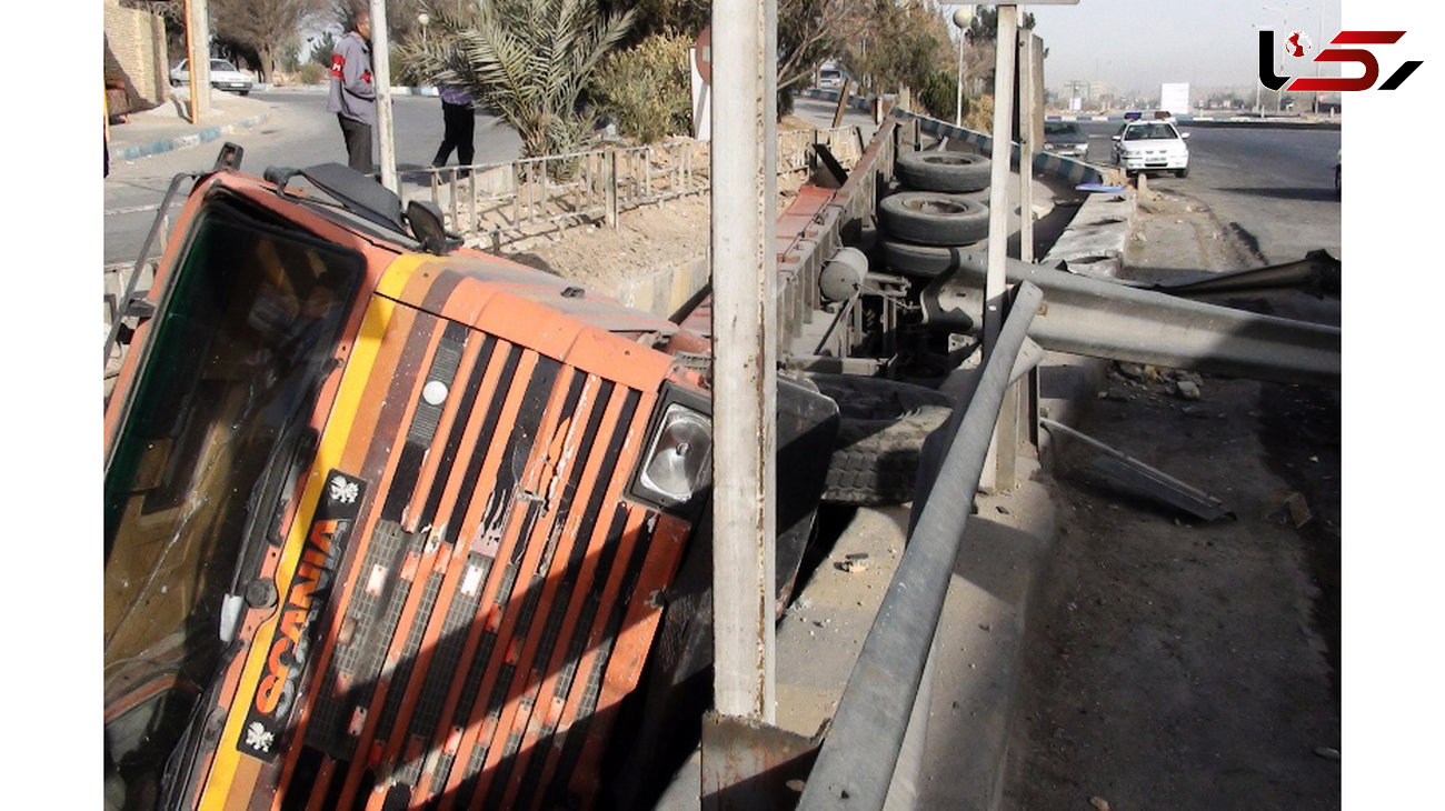 عکسی عجیب از سقوط تریلی در زیر گذر عابر پیاده