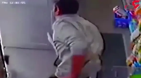 مبارزه شجاعانه فروشنده با سارقان مسلح! +فیلم
