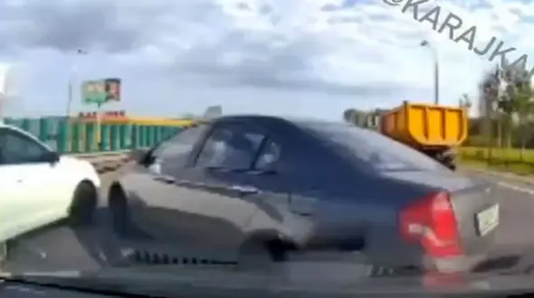 فیلم تصادف هولناک  بخاطر لجبازی راننده خودروی سواری و سد کردن راه! / ببینید