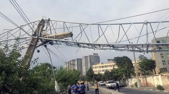 واژگونی دکل مخابراتی در  حکیمیه تهران + عکس و فیلم