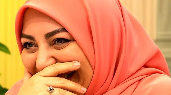 فیلم / عروس خوشبخت به المیرا شریفی / نتونست نخنده /  منو مادر شوهرم از دو شهر مختلفیم... /  زبان همدیگه رو نمی‌فهمیم ....خیلی با هم خوبیم!