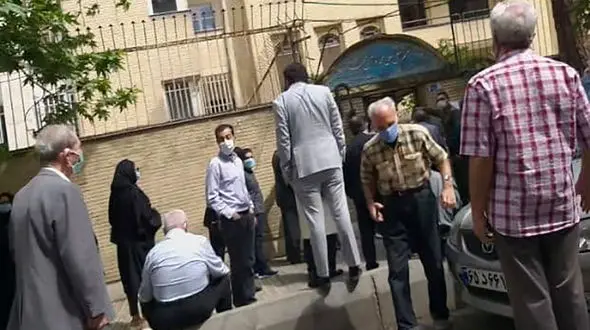 دعوای 80 ساله ها در صف واکسیناسیون در نبود سامانه ثبت نام و نوبت دهی/ وزارت بهداشت بی اعتنا! + فیلم