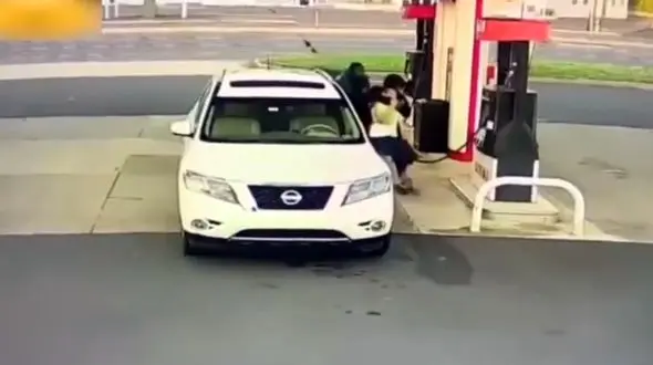 فیلم لحظه دزدیدن خودروی شاسی بلند با کتک زدن راننده در پمپ بنزین