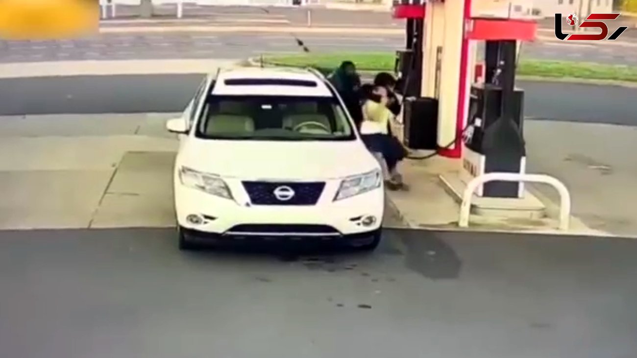 فیلم لحظه دزدیدن خودروی شاسی بلند با کتک زدن راننده در پمپ بنزین