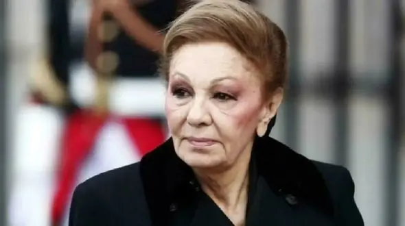 عکس / فرح پهلوی در بیمارستان بستری شد / فیلمبردارها و گزارشگرها بالای سرش /  سال 1345