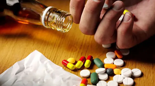 این مردها در ملا عام به دختر و پسرهای نوجوان  قرص های ممنوعه می فروشند