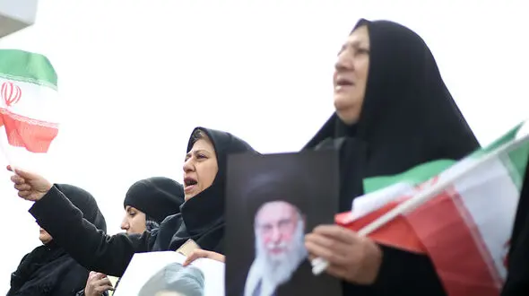 فیلم لحظه اصابت موشک در راهپیمایی روز قدس / یک زن بر اثر برخورد ترکش؛ تقاطع میدان فلسطین و خیابان انقلاب به شهادت رسید