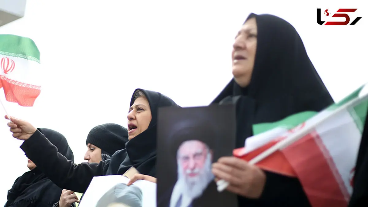 فیلم لحظه اصابت موشک در راهپیمایی روز قدس / یک زن بر اثر برخورد ترکش؛ تقاطع میدان فلسطین و خیابان انقلاب به شهادت رسید