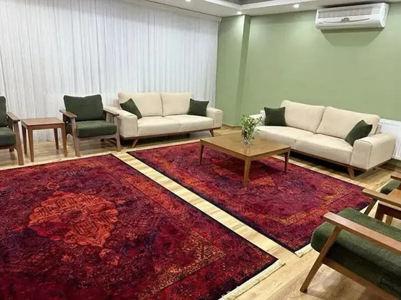 فرش قرمز در منزل