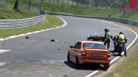 زمین خوردن شدید موتور سواری که قصد فرار از دست دو مامور پلیس را داشت + فیلم