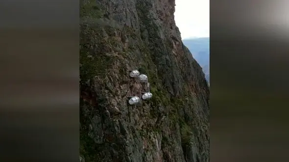 تنها هتل کابینی دنیا روی یک کوه سنگی + فیلم