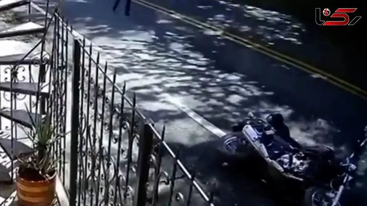 فیلم سقوط سنگ غول پیکر روی موتورسیکلت